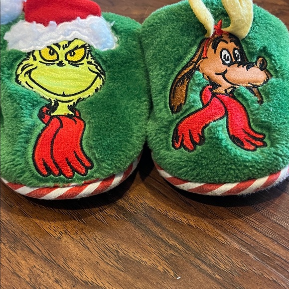 Kids Green Grinch and Max Slippers - Picture 2 of 6